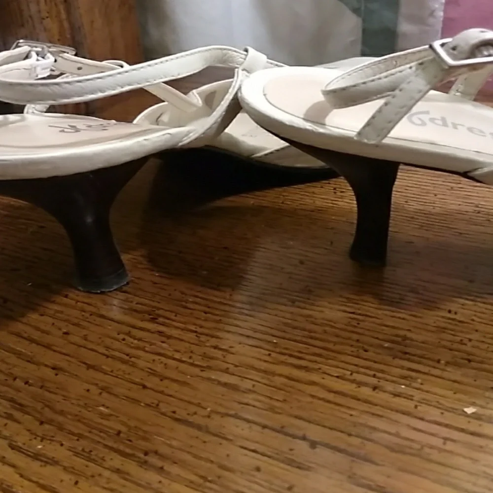 Dress Barn cream leather shoes - Picture 4 of 9